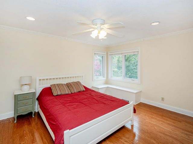 1009 Stratford Road, Mendota Heights, MN 55118