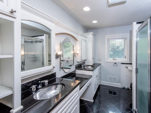 1009 Stratford Road, Mendota Heights, MN 55118