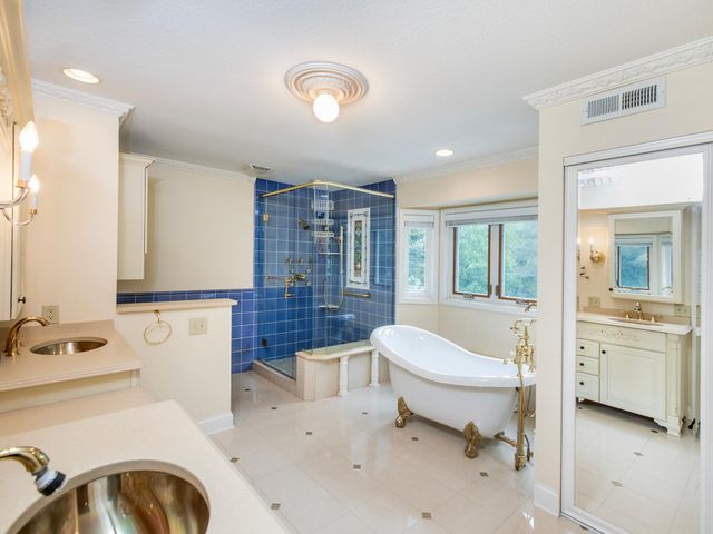 1009 Stratford Road, Mendota Heights, MN 55118