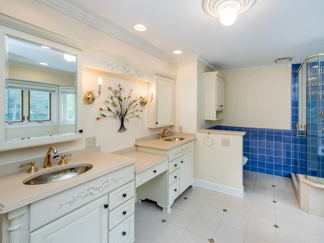 1009 Stratford Road, Mendota Heights, MN 55118
