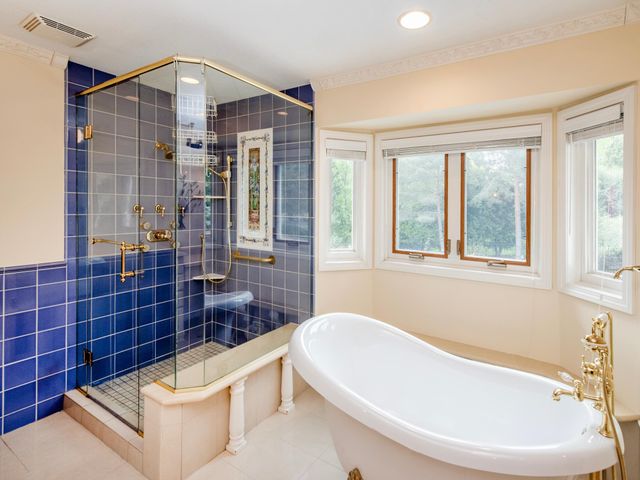 1009 Stratford Road, Mendota Heights, MN 55118