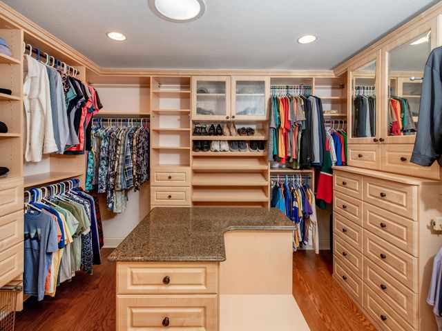 1009 Stratford Road, Mendota Heights, MN 55118