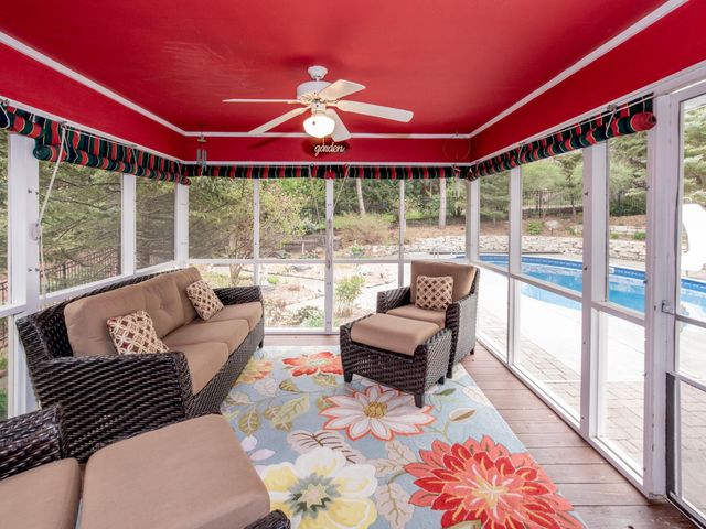 1009 Stratford Road, Mendota Heights, MN 55118