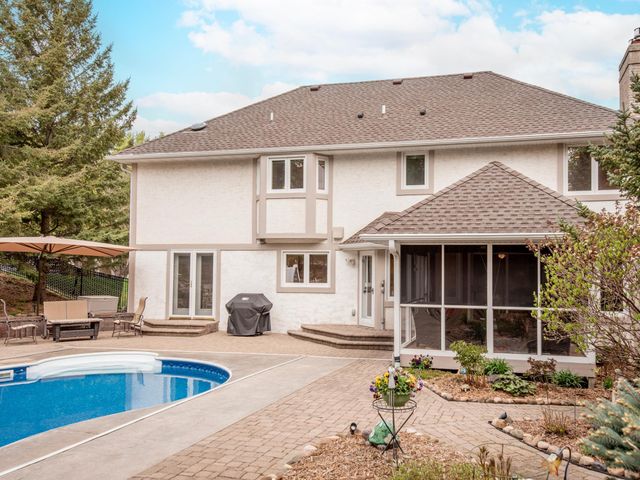 1009 Stratford Road, Mendota Heights, MN 55118