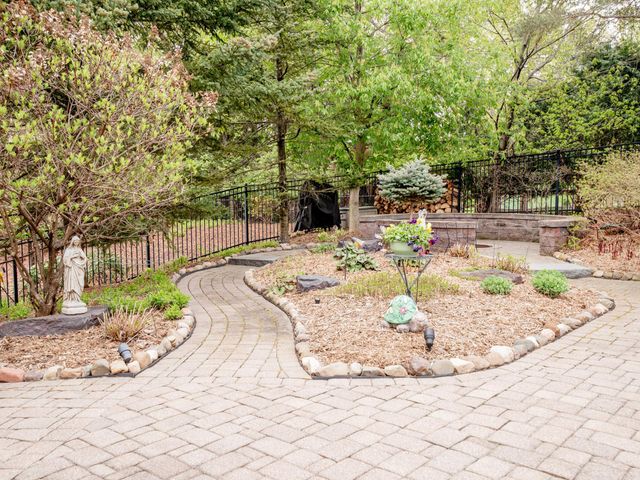 1009 Stratford Road, Mendota Heights, MN 55118