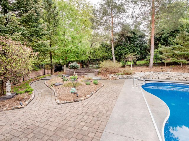 1009 Stratford Road, Mendota Heights, MN 55118