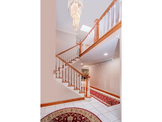 1009 Stratford Road, Mendota Heights, MN 55118