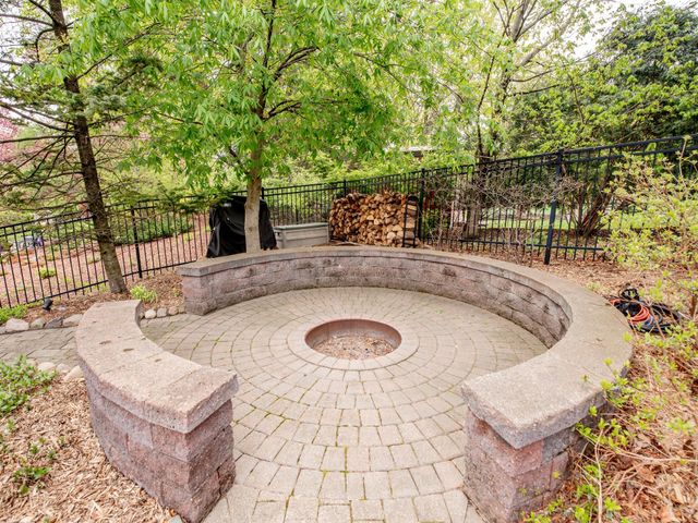1009 Stratford Road, Mendota Heights, MN 55118