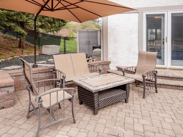 1009 Stratford Road, Mendota Heights, MN 55118