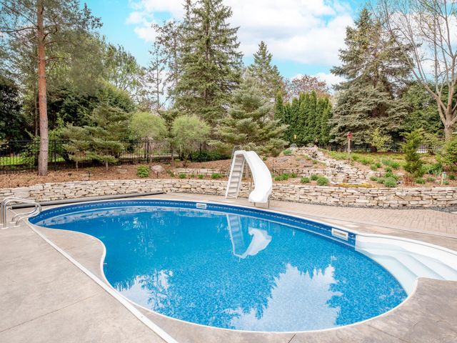 1009 Stratford Road, Mendota Heights, MN 55118