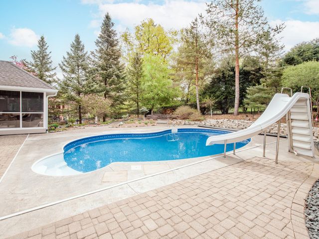1009 Stratford Road, Mendota Heights, MN 55118