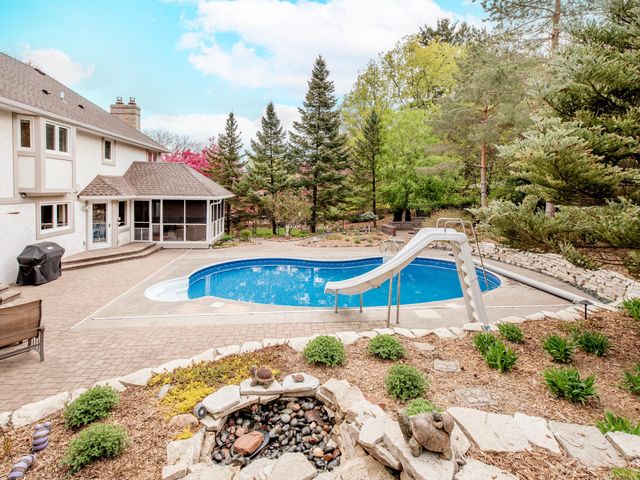 1009 Stratford Road, Mendota Heights, MN 55118