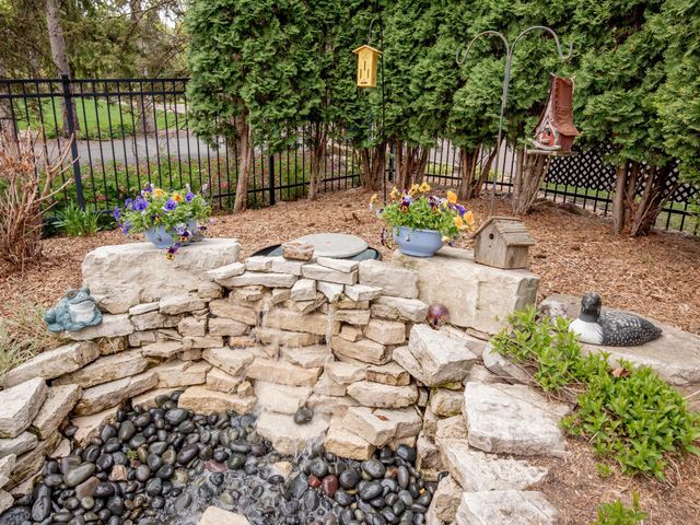 1009 Stratford Road, Mendota Heights, MN 55118