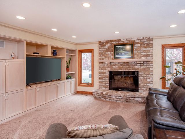 1009 Stratford Road, Mendota Heights, MN 55118
