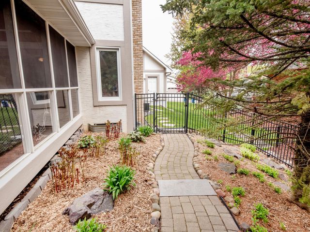 1009 Stratford Road, Mendota Heights, MN 55118