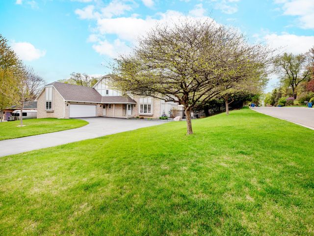 1009 Stratford Road, Mendota Heights, MN 55118