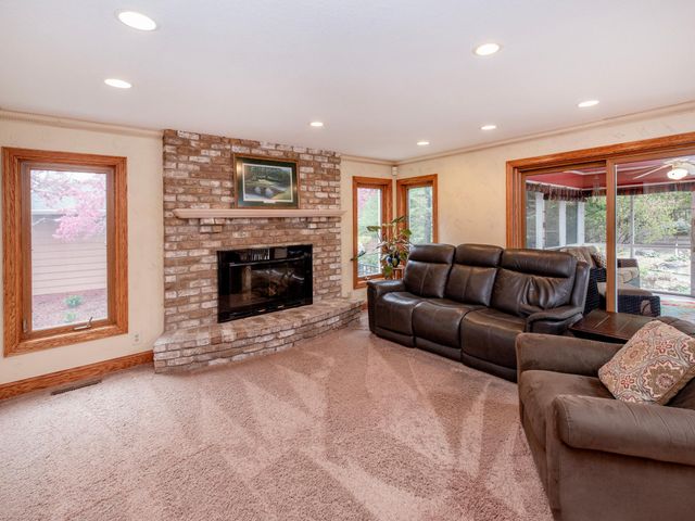 1009 Stratford Road, Mendota Heights, MN 55118