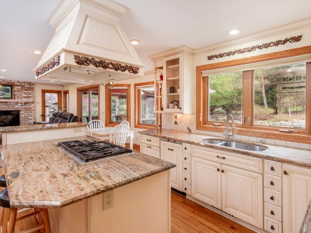 1009 Stratford Road, Mendota Heights, MN 55118