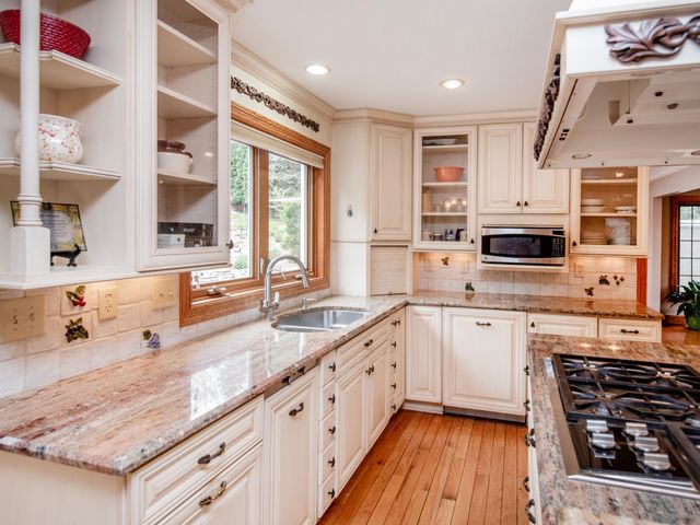 1009 Stratford Road, Mendota Heights, MN 55118