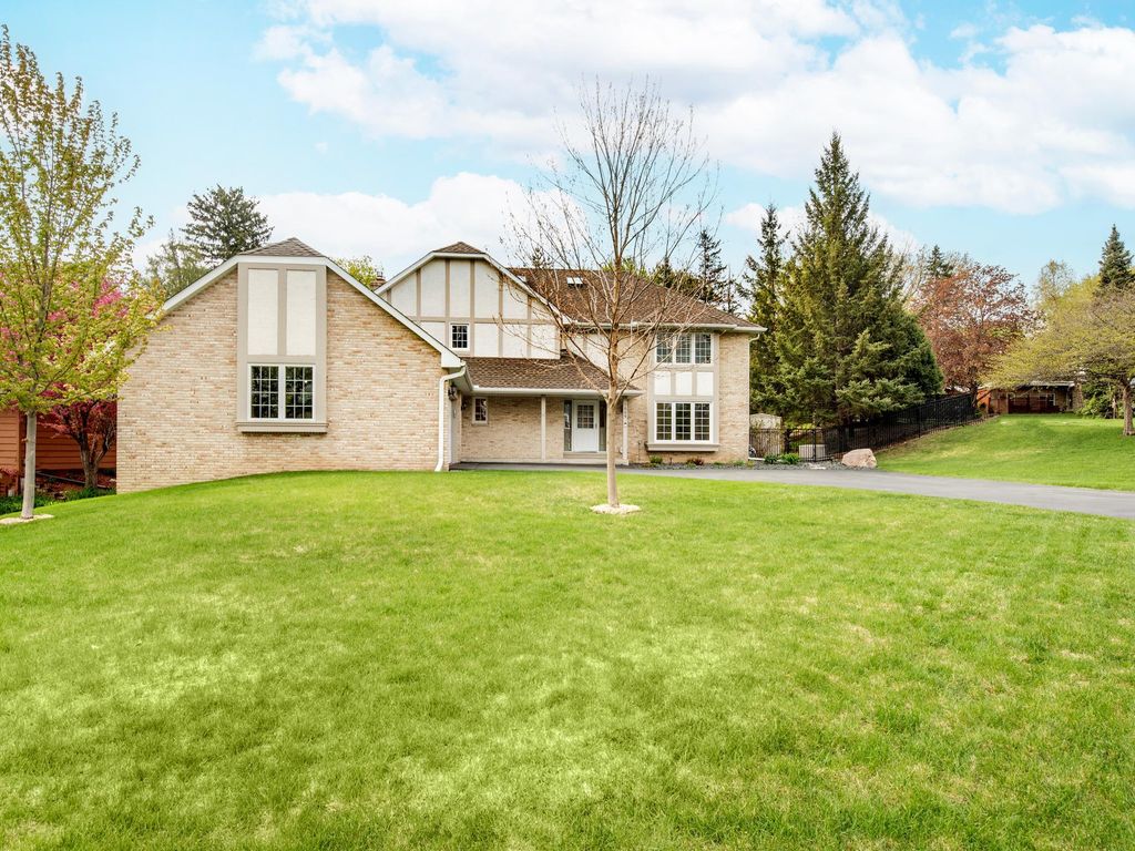 1009 Stratford Road, Mendota Heights, MN 55118