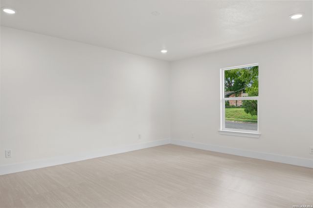 258 SERENADE DR, San Antonio, TX 78216