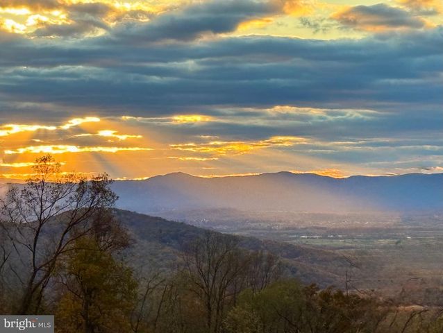 3 LEE DRIVE, Linden, VA 22642