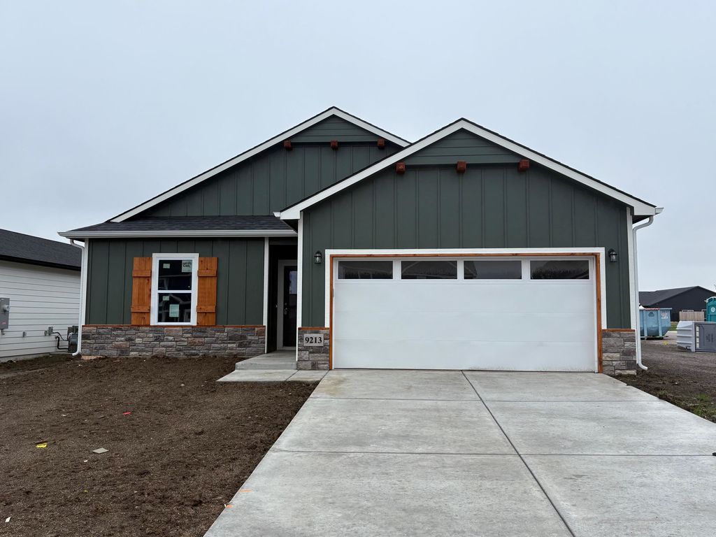 9213 E Creed St, Wichita, KS 67210