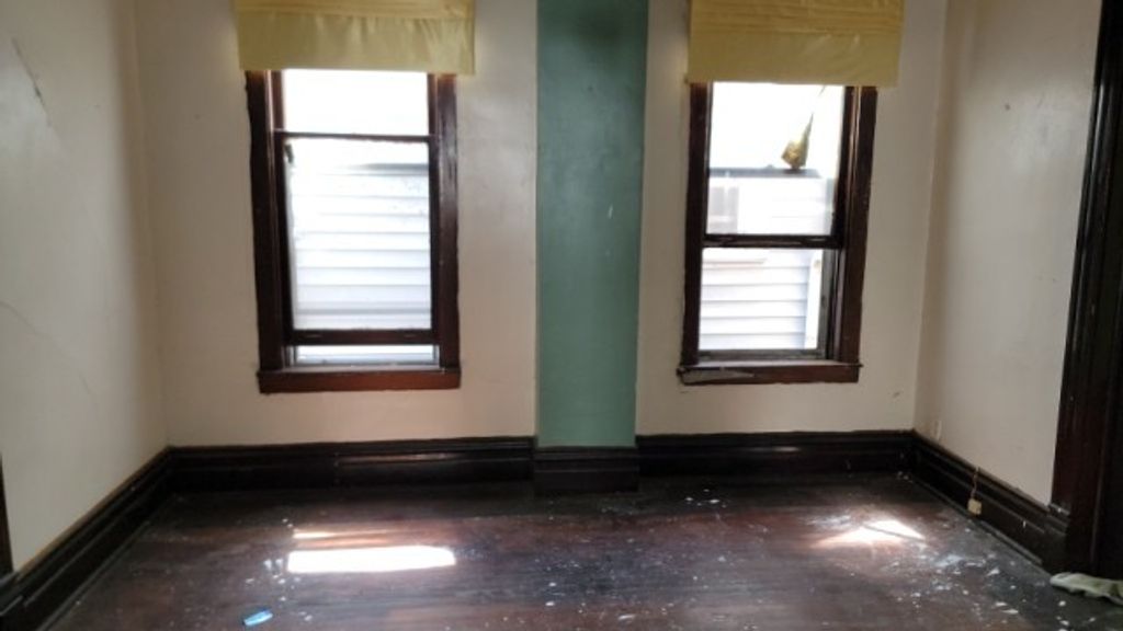 Image 4 of property listing at 5751 S Carpenter Street, Chicago, IL 60621