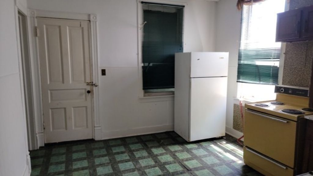 Image 7 of property listing at 5751 S Carpenter Street, Chicago, IL 60621