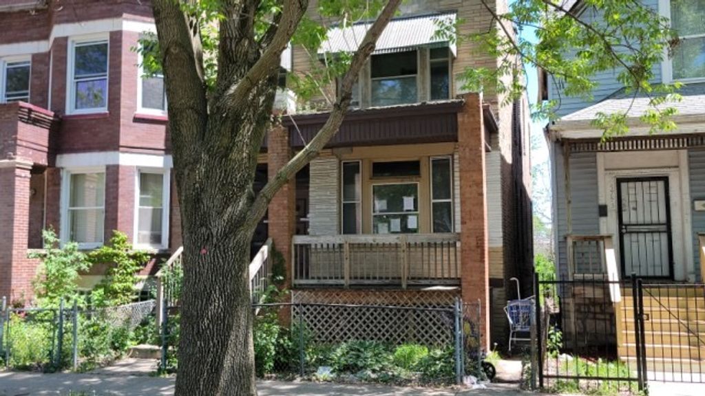 Image 10 of property listing at 5751 S Carpenter Street, Chicago, IL 60621