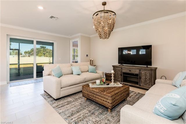 267 Tamarindo LN, Naples, FL 34114