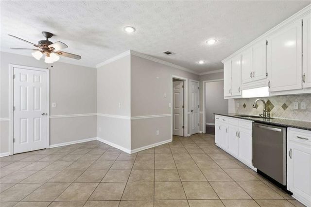 2820 Meadow Gate Way, Loganville, GA 30052