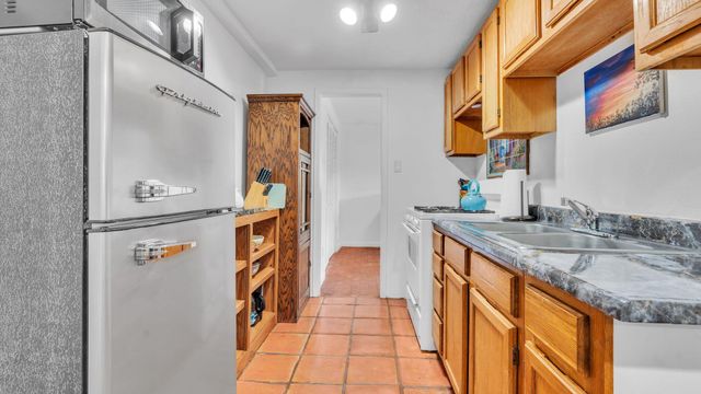 424 Apodaca Hill, Santa Fe, NM 87501