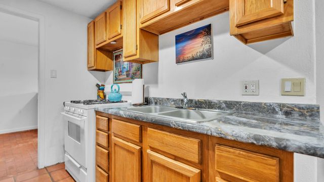 424 Apodaca Hill, Santa Fe, NM 87501