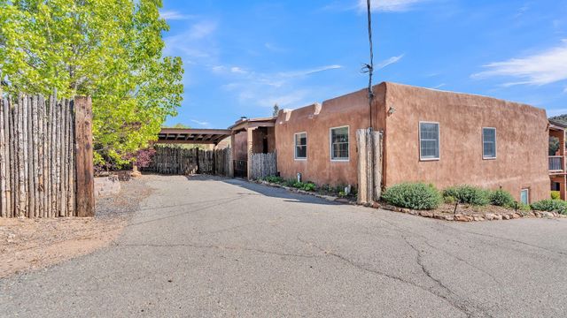 424 Apodaca Hill, Santa Fe, NM 87501