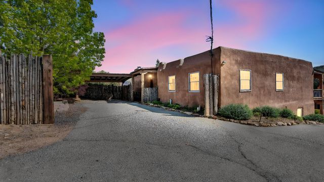 424 Apodaca Hill, Santa Fe, NM 87501