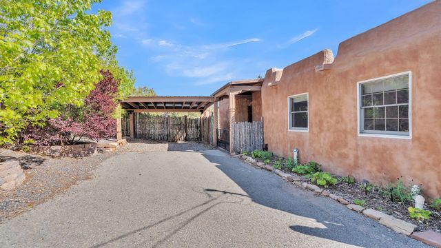424 Apodaca Hill, Santa Fe, NM 87501