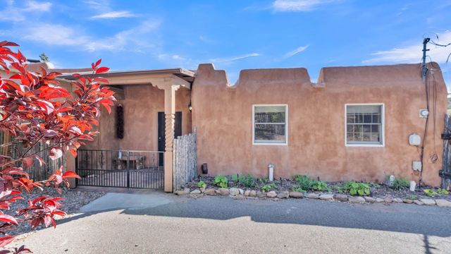 424 Apodaca Hill, Santa Fe, NM 87501