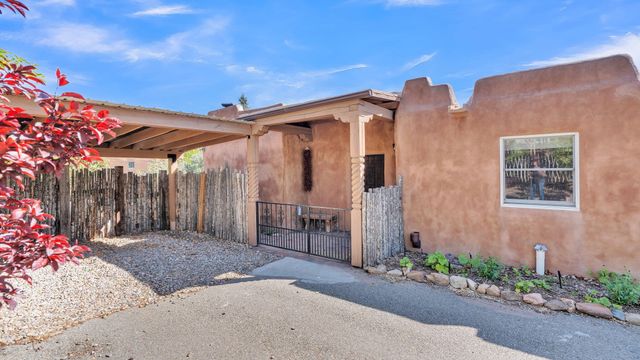 424 Apodaca Hill, Santa Fe, NM 87501