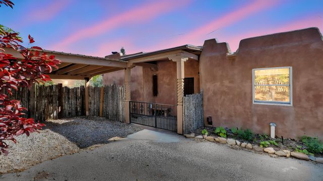 424 Apodaca Hill, Santa Fe, NM 87501