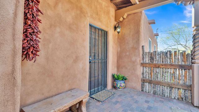 424 Apodaca Hill, Santa Fe, NM 87501