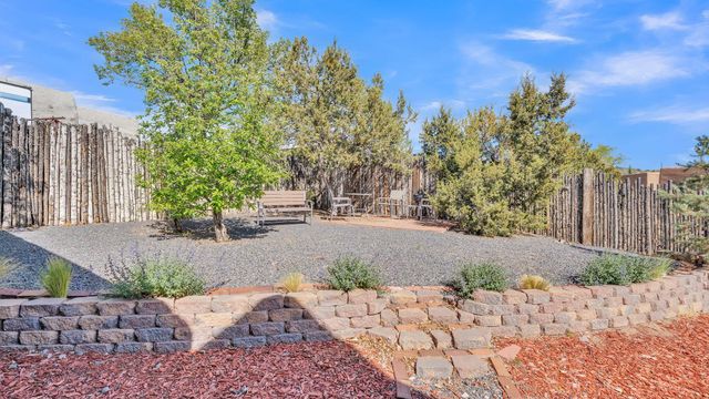 424 Apodaca Hill, Santa Fe, NM 87501