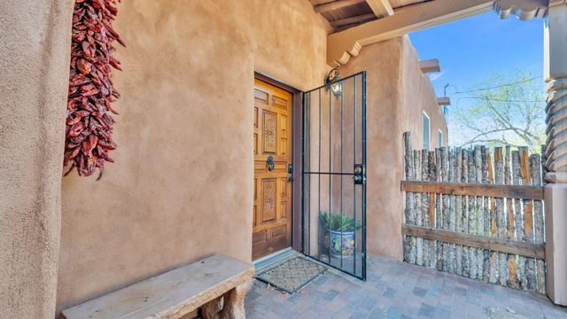 424 Apodaca Hill, Santa Fe, NM 87501
