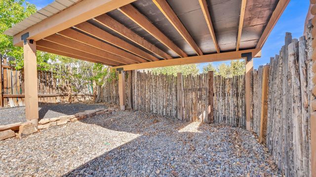 424 Apodaca Hill, Santa Fe, NM 87501