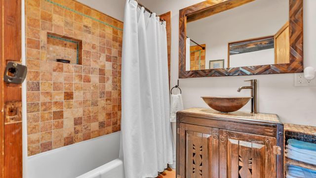 424 Apodaca Hill, Santa Fe, NM 87501