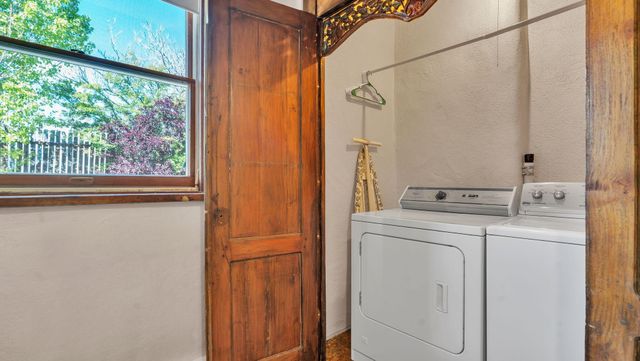 424 Apodaca Hill, Santa Fe, NM 87501