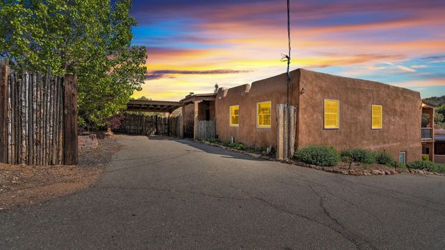 424 Apodaca Hill, Santa Fe, NM 87501