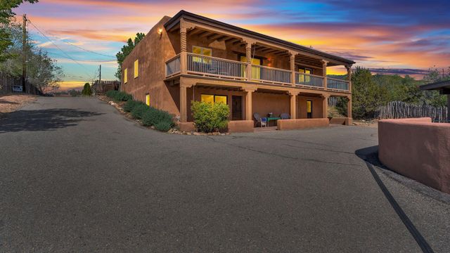 424 Apodaca Hill, Santa Fe, NM 87501