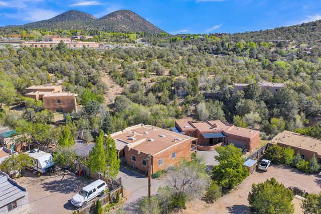 424 Apodaca Hill, Santa Fe, NM 87501