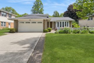 2012 E Cayuga Lane, Mount Prospect, IL 60056